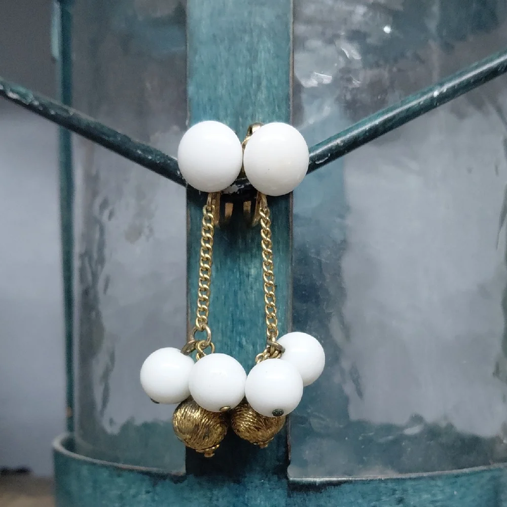 Vintage White and Gold Dangle Clip On Earrings - Picture 1 of 5